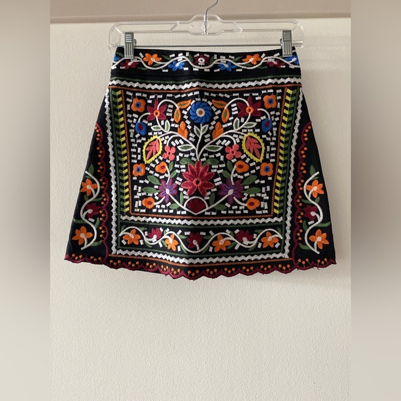 Lulu’s Embroidered Mini Skirt XS - Picture 1 of 4